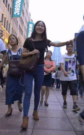 青春洋溢蓝色牛仔裤黑T恤美女