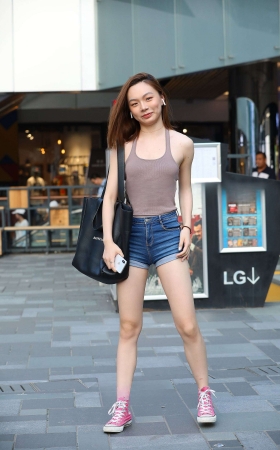 小背心，小月牙热裤MM [15P]