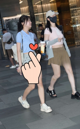 夏日清凉热裤女生【春光外……】 [23P]
