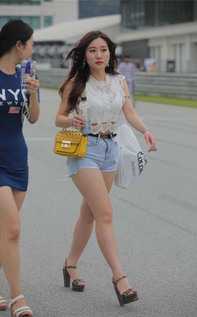 牛仔短裤青春美丽