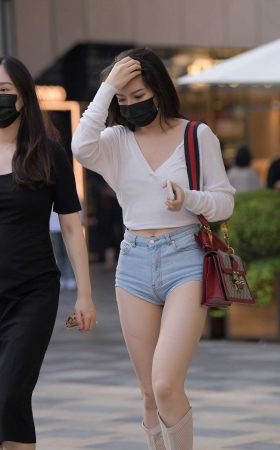 紧身牛仔热裤耳环美女 [27P]