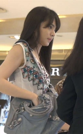气质美女试用化妆品的瞬间