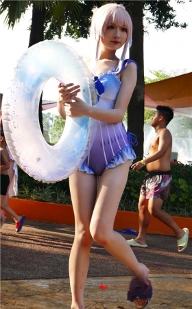 可爱的比基尼小美女