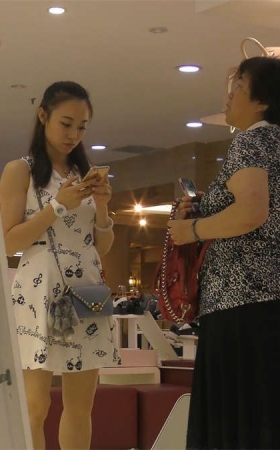 认真试鞋子的高跟美脚女孩