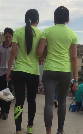 街拍紧身圆臀运动裤美女姐妹一起牵手逛街 [776 MB]