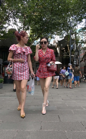 性感牛仔热裤花衬衫街拍美腿美女