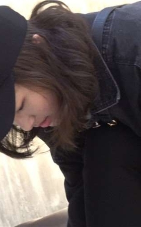 4k-黑衣黑裤鸭舌帽网袜街拍美女