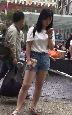 街拍打电话的高腰牛仔热裤肉肉女孩