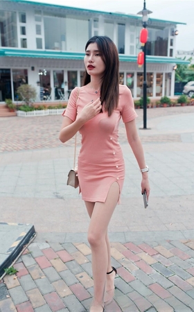 粉裙肉丝美女婷婷渔人码头等待FF042