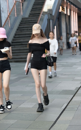 2546-7=81√热裤大白腿女孩