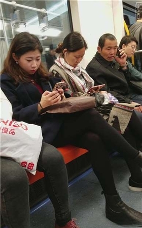 4k-地铁拍摄黑丝袜打底裤美眉