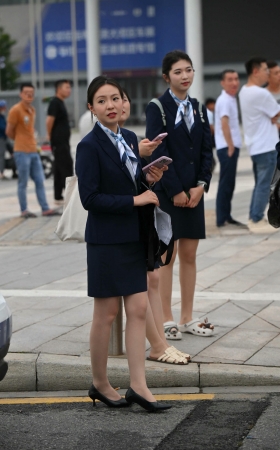 场外抓拍一波下了班的美女销售 [22P]