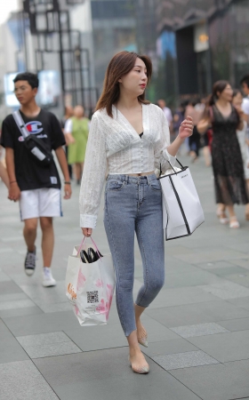 紧牛美腿小姐姐 吸引力十足 [17P]