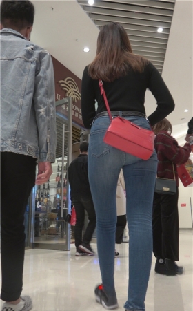 挎着红包的紧身牛仔裤美女