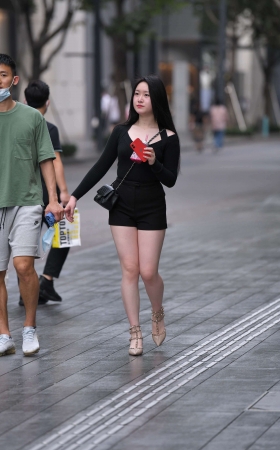 抓拍气质大白腿女友 [26P]