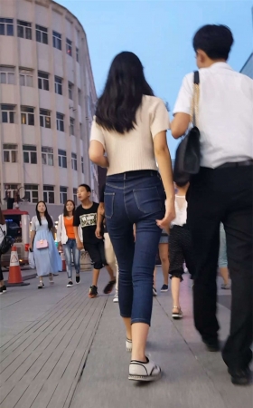 蓝色紧身牛仔裤长腿美少妇