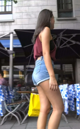 高腰牛仔热裤背心长腿美女