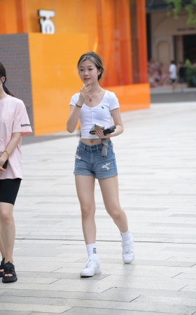 小妹热裤穿搭