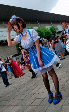 女仆装cosplay的街拍黑丝蓝色高跟鞋美少女