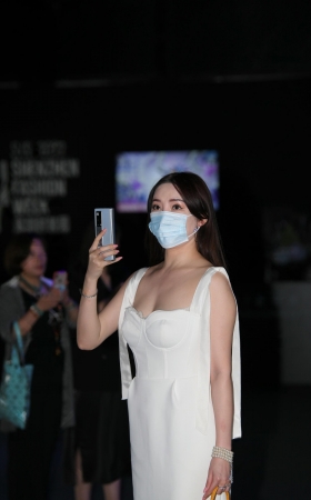 白裙低胸裙美足美女 [18P]