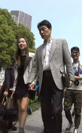 黑色蕾丝连衣裙美女
