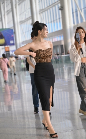 裹臀开衩裙美女 [20P]