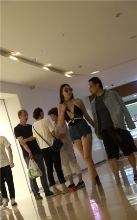 性感的长腿热裤月牙美女