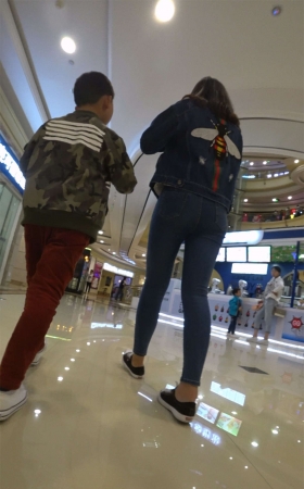 街拍紧身蓝牛帆布鞋长腿小美女