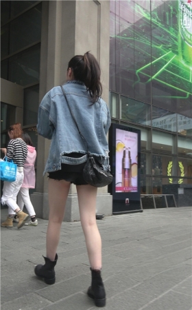 漂亮的黑色热裤白腿美女