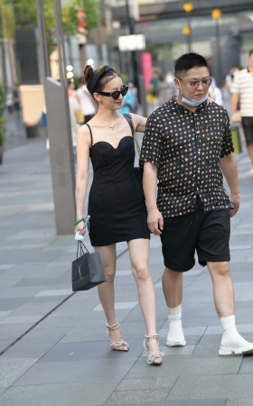 纤细苗条的黑色短裙女友 [18P]