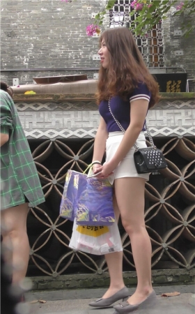 爱笑的丰满白色裙裤美女