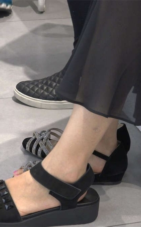 白嫩美腿玉足姐妹