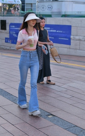 街拍纤细苗条的牛仔裤小姐姐 [20P]