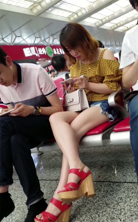 白皙嫩腿热裤吊带衫小清新美颜