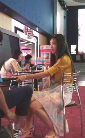 男友偷瞄美女，女友发现大发雷霆