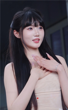 连衣裙小美女