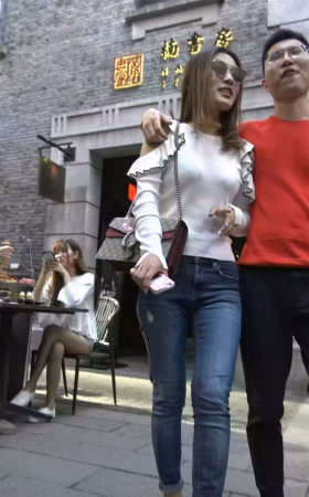 紧身蓝色牛仔裤白衣服性感美女