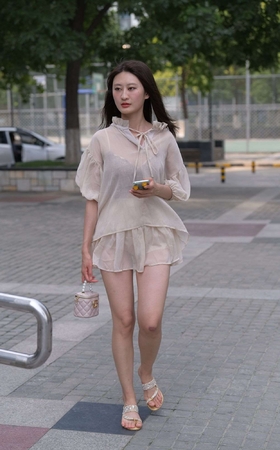 815褐色纱裙美女