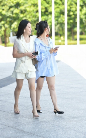 街拍气质的美腿姐妹 [15P]