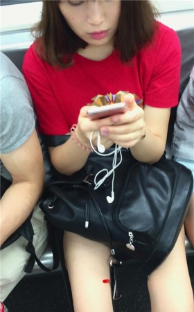 地铁上拍摄甜美小清新的红色T恤女孩