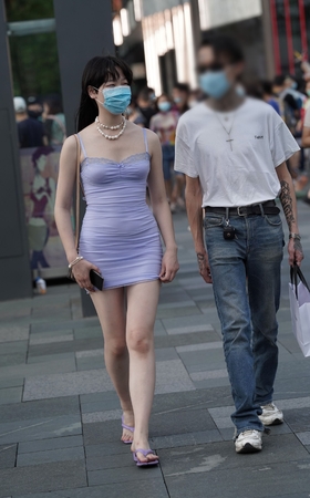 吊带紧身裙小姐姐