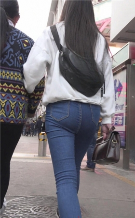 牛仔紧身裤小美女