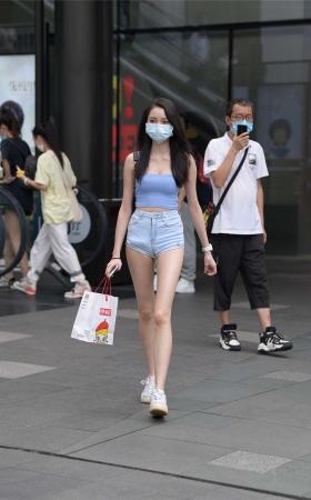 青春靓丽牛仔短裤