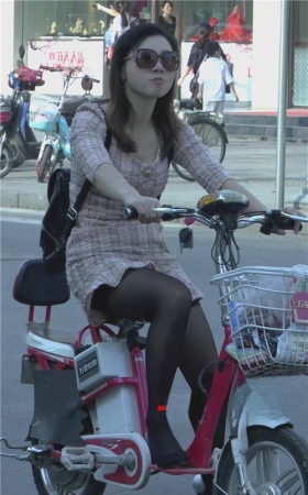 电动车上的黑丝MM