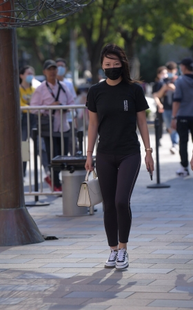 紧身裤美妇