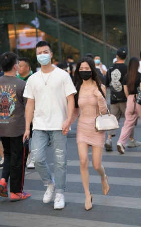 街拍超短裙性感高跟女朋友 [21P]
