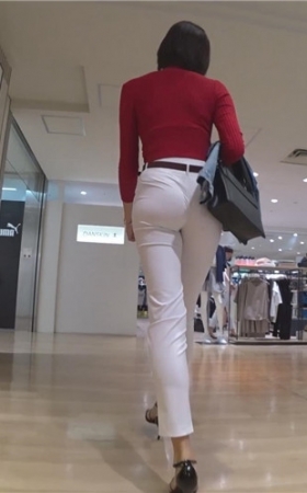 白色紧裤大长腿翘屯美女