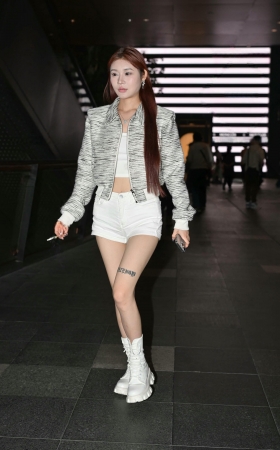 街拍抽烟的白热裤白短靴美眉 [18P]