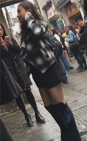 偶遇肉色丝袜美腿女孩。
