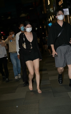偶遇美腿深V热裤女盆友 [19P]